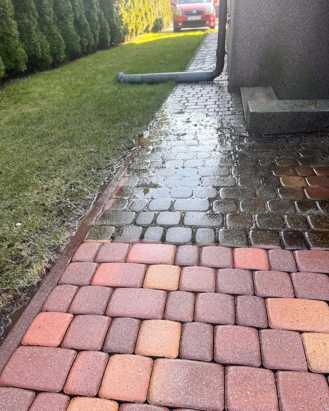 Świeżo umyta kostka brukowa — efekt po naszej robocie